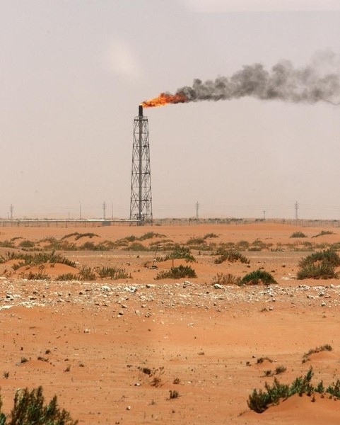 © Reuters. Газовый факел в пустыне у нефтяного месторождения Хурайс