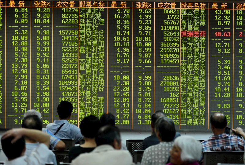 © Reuters. LA BOURSE DE SHANGHAI CHUTE ENCORE DE PLUS DE 7%