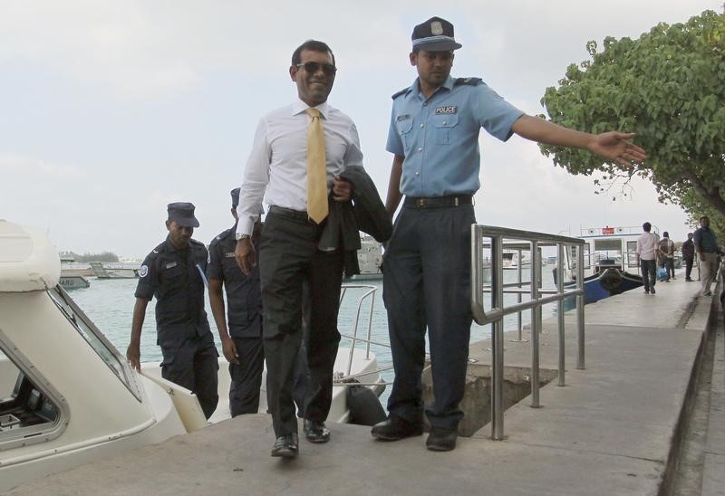 © Reuters. Nasheed arrives at Mal'e City with police officers