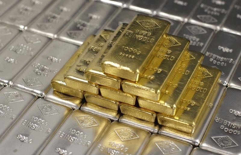 © Reuters. Слитки золота и серебра