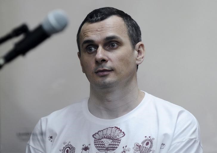 © Reuters. Ukrainian film director Sentsov attends a court hearing in Rostov-on-Don