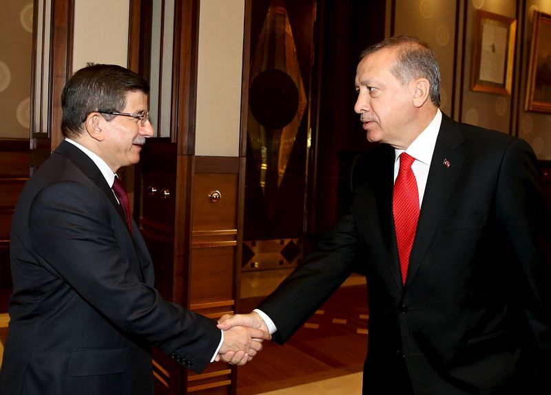 © Reuters. Turkish President Erdogan receives Prime Minister Davutoglu at the Presidential Palace in Ankara, Turkey