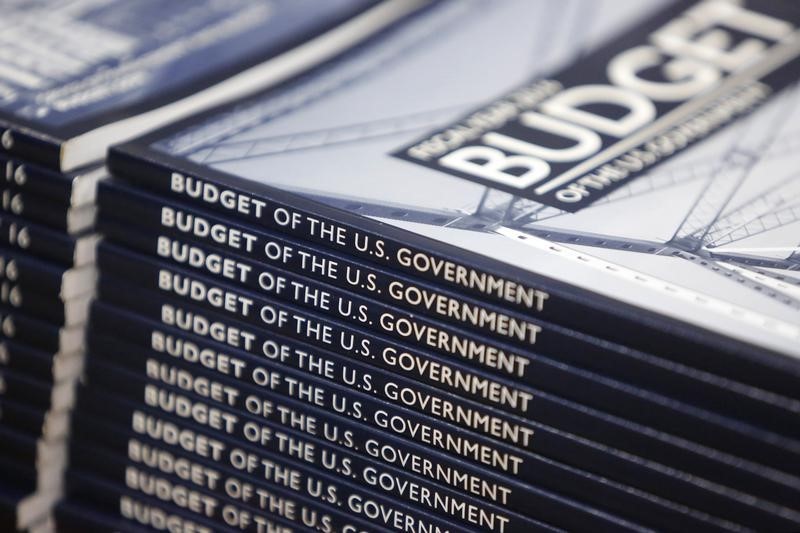 © Reuters. Copies of President Barack Obama's proposed 2016 budget are displayed for sale at the Government Printing Office in Washington