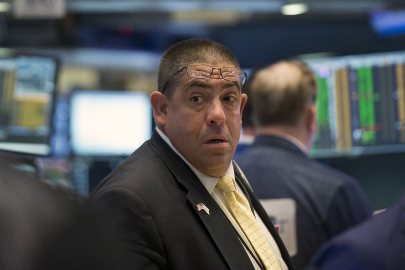 © Reuters. A trader works on the floor of the New York Stock Exchange