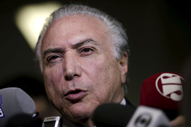 © Reuters. Vice-presidente Michel Temer fala a jornalistas após palestra em universidade em Brasília