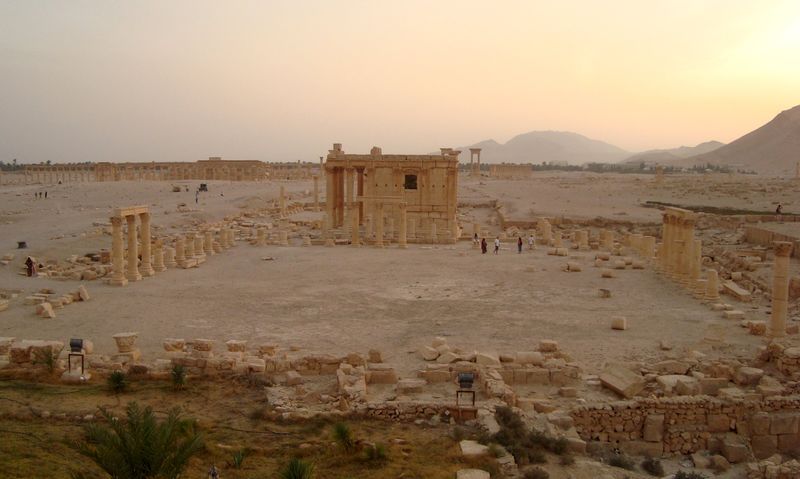 © Reuters. Estado Islámico divulga imágenes del templo romano destruido en Palmira