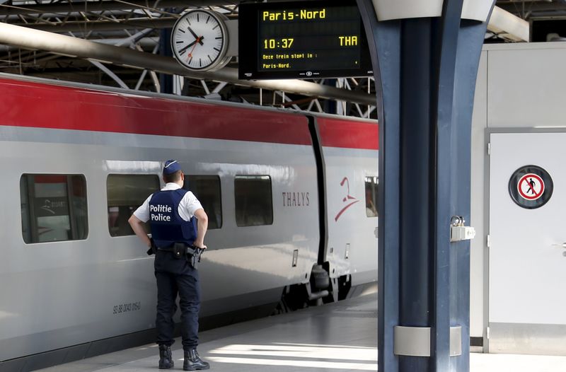 © Reuters. Policial belga patrulha plataforma de trem de alta velocidade Thalys