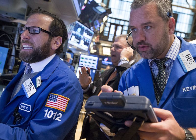 © Reuters. Traders work on the floor of the New York Stock Exchange 