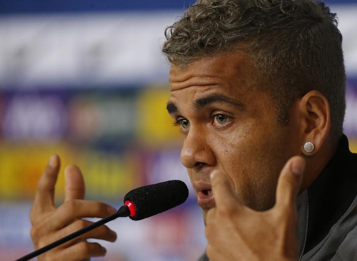 © Reuters. Daniel Alves concede entrevista coletiva em Teresópolis