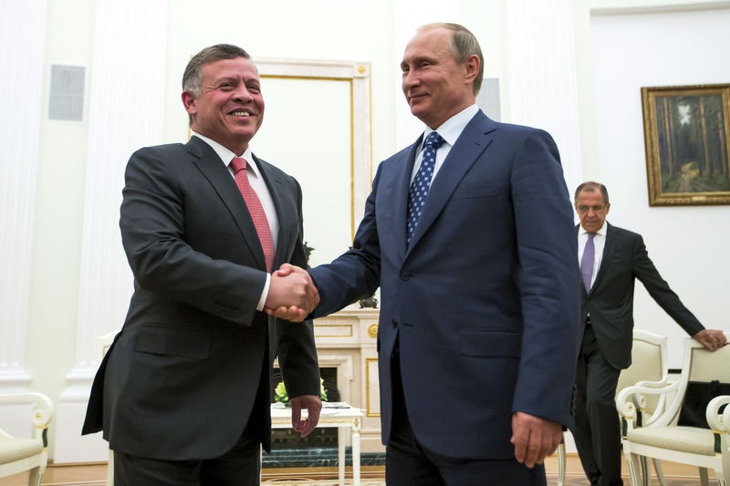 © Reuters. Russian President Putin and Jordan's King Abdullah shake hands during their meeting at Kremlin in Moscow