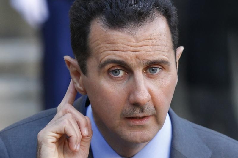 © Reuters. Syria's President Bashar al-Assad answers journalists after a meeting at the Elysee Palace in Paris