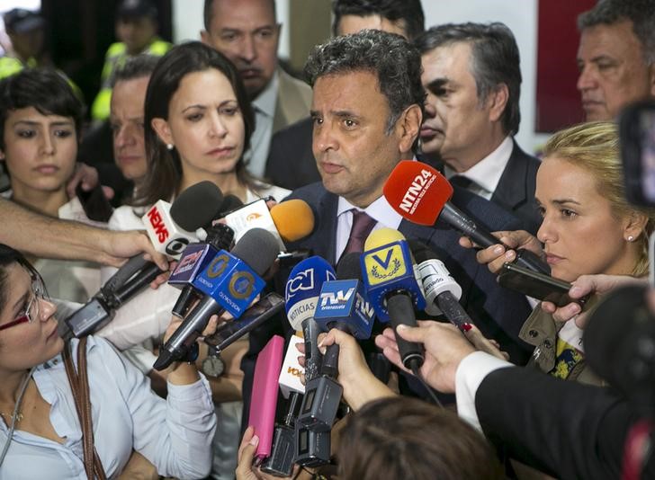 © Reuters. Senador Aécio Neves concede entrevista em Caracas