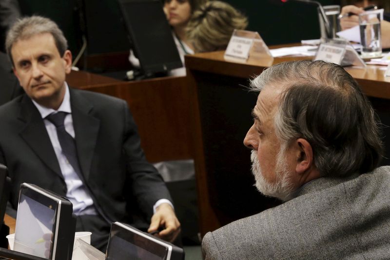 © Reuters. Ex-diretor da Petrobras Paulo Roberto Costa (D) e o doleiro Alberto Youssef (E) fazem acareação na CPI da Petrobras na Câmara dos Deputados
