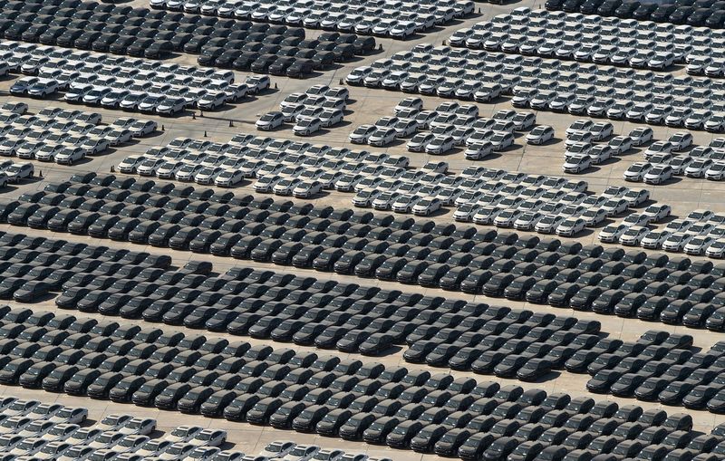 © Reuters. New vehicles are seen at a parking area of an automobile factory in Wuhan, Hubei province