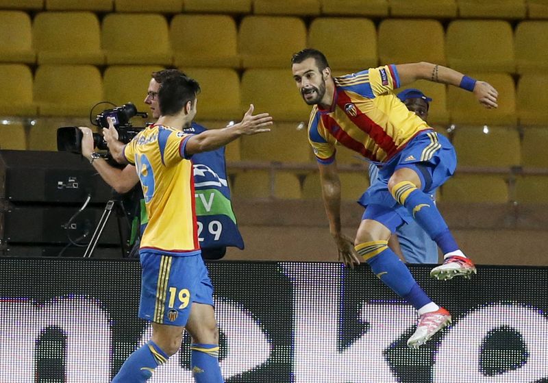 © Reuters. El Valencia cae ante el Mónaco pero pasa a la fase de grupos de Champions