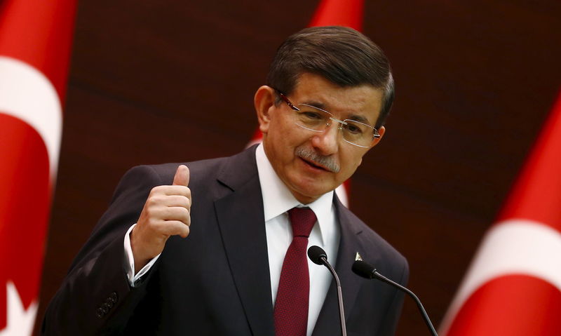 © Reuters. استطلاع: حزب العدالة والتنمية التركي تنقصه الاصوات ليشكل حكومة بمفرده