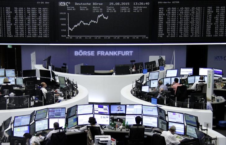 © Reuters. Traders are pictured at their desks in front of the DAX board at the Frankfurt stock exchange