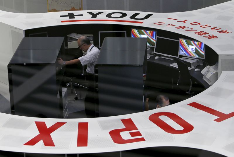 © Reuters. Employees of the Tokyo Stock Exchange (TSE) work at the bourse in Tokyo