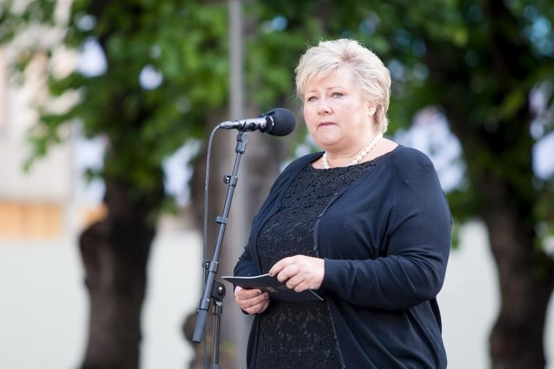 © Reuters. Norway's Prime Minister Erna Solberg speaks during a memorial ceremony near the government building which was bombed by gunman Anders Behring Breivik in Oslo