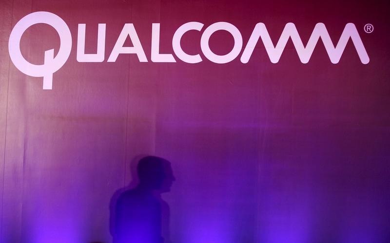 © Reuters. Shadow is cast near Qualcomm logo at the 2015 Computex exhibition in Taipei,