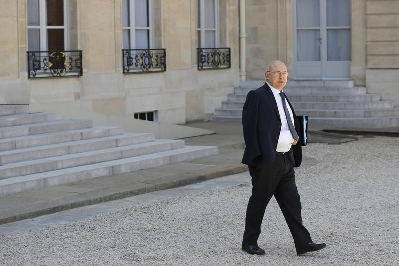 © Reuters. French Finance Minister Sapin walks as he leaves the Elysee Palace in Paris