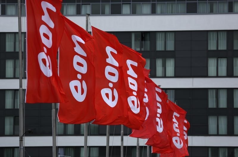 © Reuters. Flags of E.ON are seen before the annual meeting of German utility giant E.ON in Essen