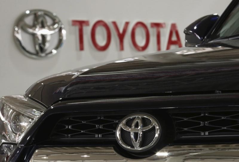 © Reuters. A logo of Toyota Motor Corp is pictured on a car and the background at the company's showroom in Tokyo