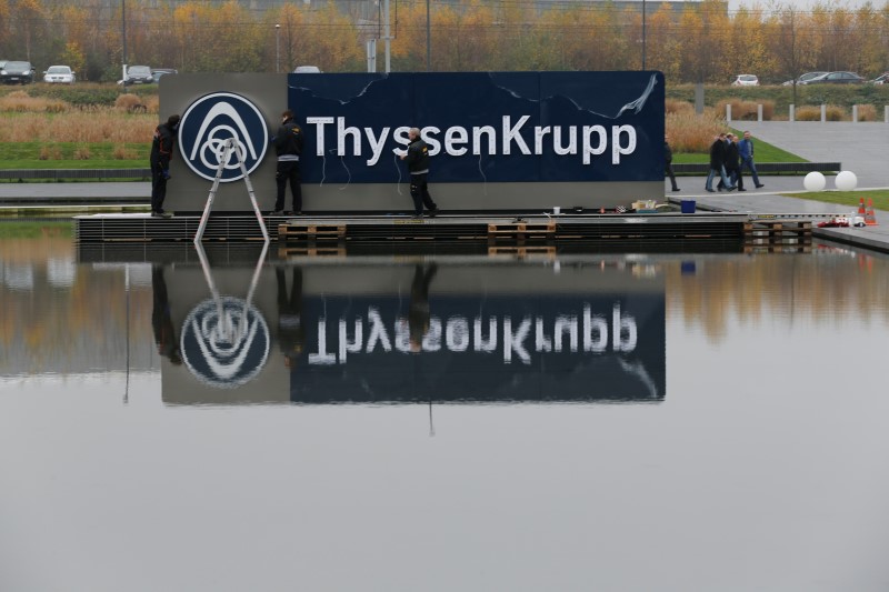 © Reuters. Electricians remove a cover with the logo of ThyssenKrupp AG at the company's headquarters in the western German city of Essen