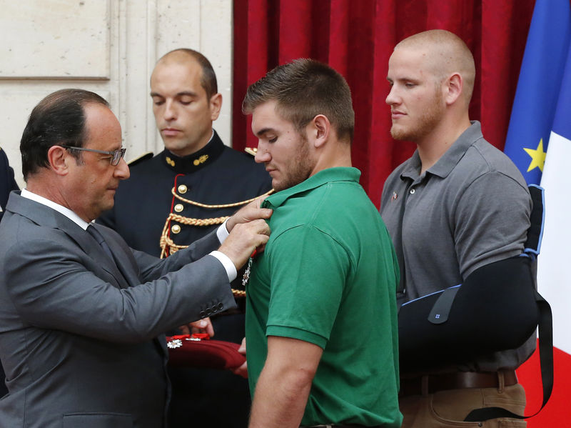 © Reuters. وسام لجندي بالحرس الوطني الامريكي شارك في احباط هجوم في قطار فرنسي