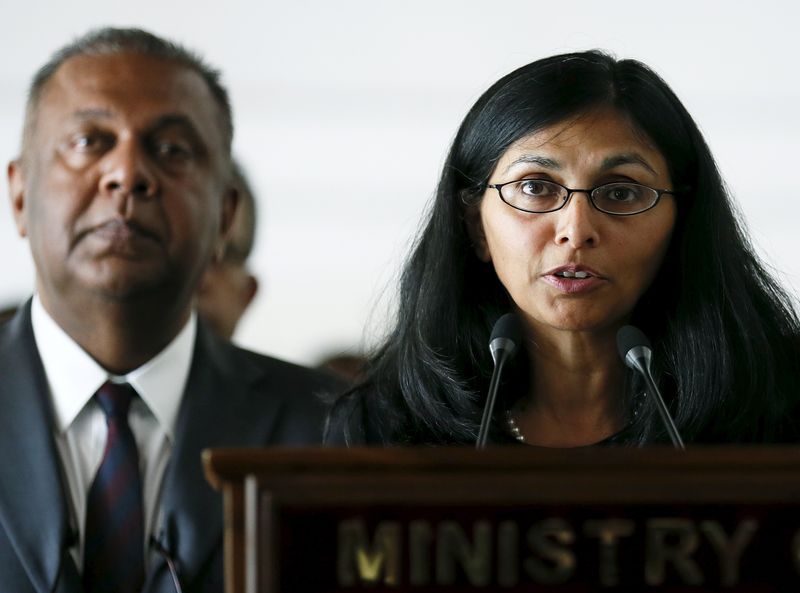 © Reuters. Nisha Biswal, U.S. assistant secretary of state for South and Central Asian Affairs, speaks to media next to Sri Lanka's Minister of Foreign Affairs Mangala Samaraweera during their meeting in Colombo