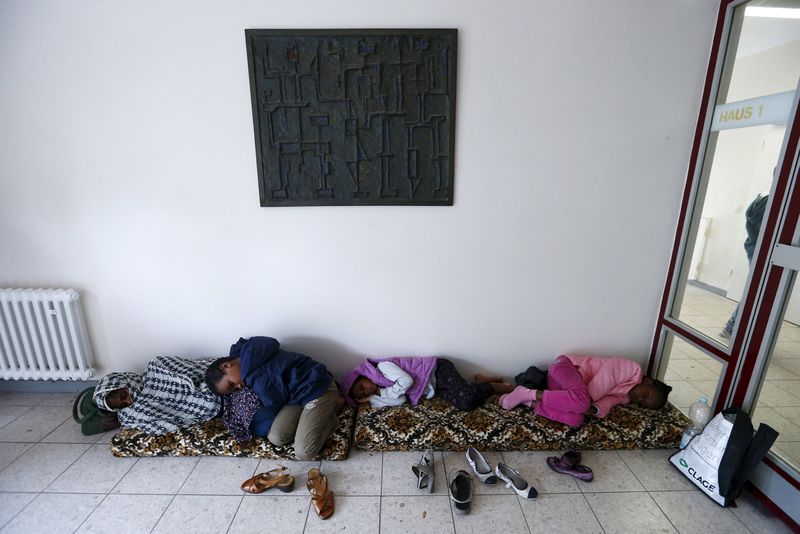 © Reuters. Migrants rest in a corridor inside the overcrowded Friedland refugee camp, housing about 3,000 refugees, in Friedland