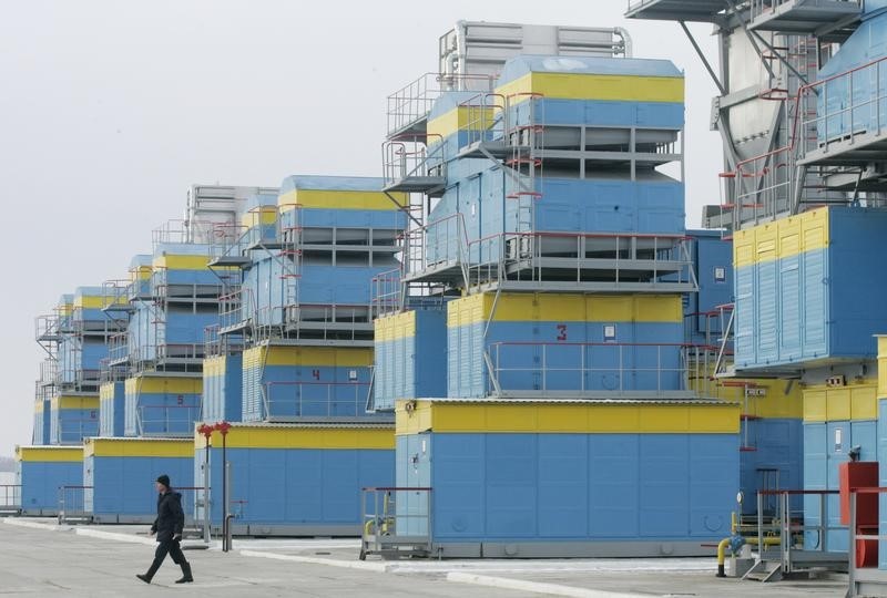 © Reuters. Рабочий на территории газокомпрессорной станции в селе Мрин Черниговской области