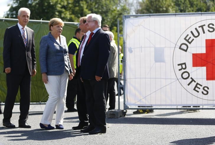 © Reuters.  Merkel visita abrigo em Heidenau