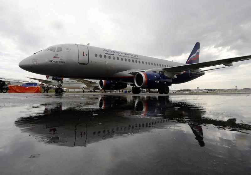 © Reuters. Sukhoi Superjet 100 russo com as cores da Aeroflot, na Inglaterra