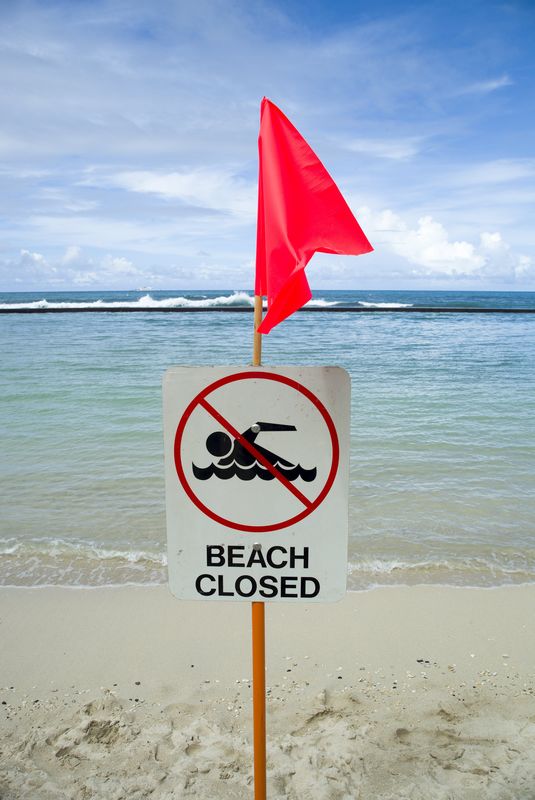 © Reuters. اغلاق شاطئ وايكيكي الشهير في هونولولو بسبب تسرب مياه الصرف الصحي