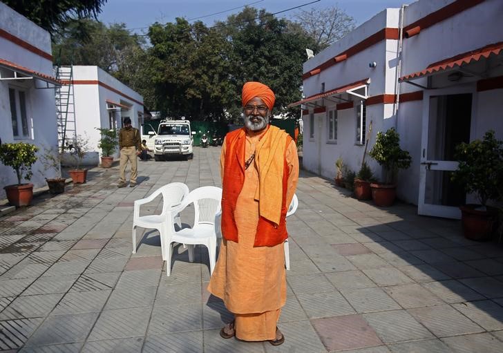 © Reuters. Sakshi Maharaj, sacerdote hindu que virou político, em sua casa em Nova Délhi