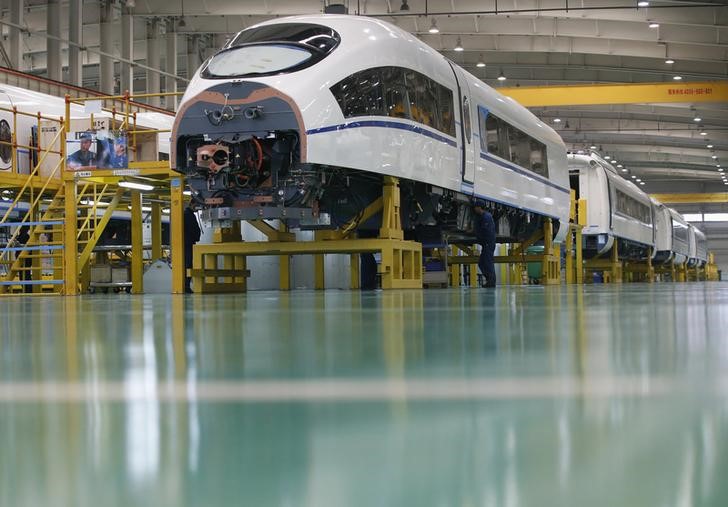 © Reuters. An employee works on a high speed train model CRH380B at a final assembly line of China CNR's Tangshan Railway Vehicle's factory in Tangshan, Hebei province