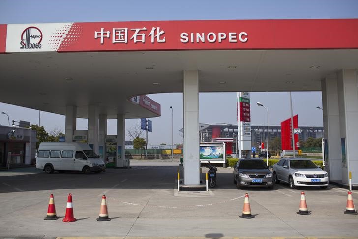 © Reuters. АЗС Sinopec в Шанхае