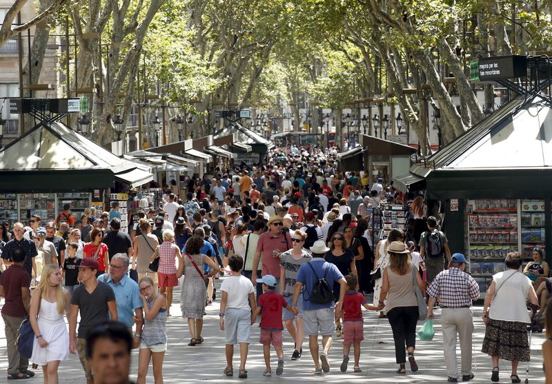 © Reuters. Ada Colau ataca el turismo alternativo en Barcelona, Airbnb en punto de mira