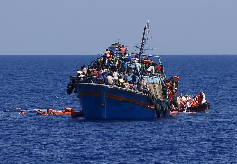 © Reuters. Unos 50 inmigrantes, muertos en un barco frente a las costas de Libia- guardacostas
