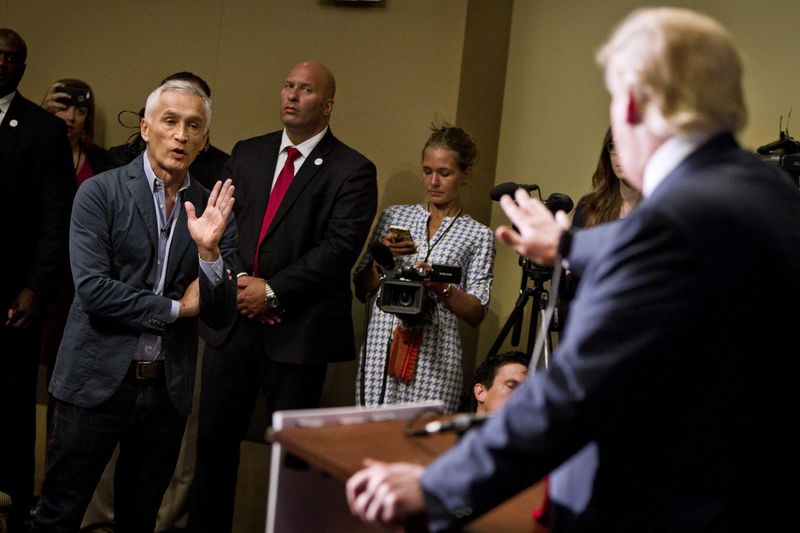 © Reuters. Jornalista Jorge Ramos (esquerda) dialogando com Donald Trump (de costas), durante entrevista coletiva