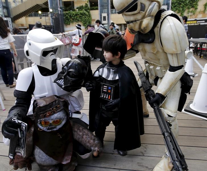 © Reuters. Pessoas vestidas de personagens do universo "Star Wars" durante evento em Tóquio