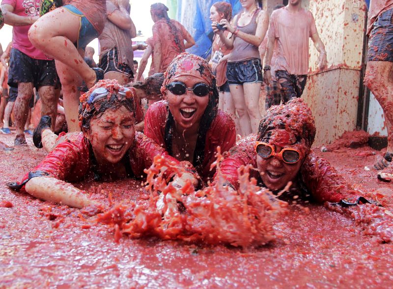 © Reuters. La tradicional "Tomatina" cumple 70 años entre tonealdas de tomates