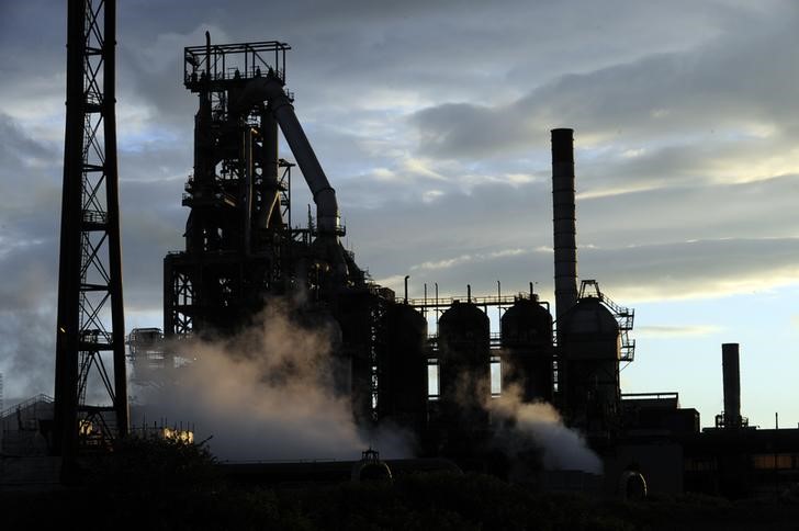 © Reuters. One of the blast furnaces of the Tata Steel plant is seen at sunset in Port Talbot