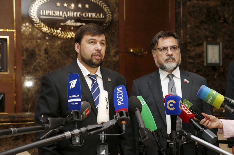 © Reuters. Representantes de separatistas falam à imprensa