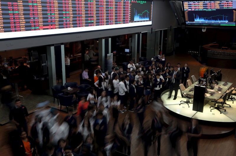 © Reuters. Estudantes visitam BM&F Bovespa, em São Paulo