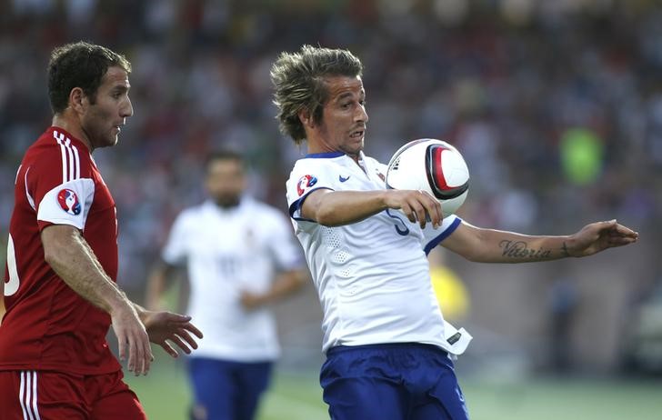 © Reuters. Coentrão controla a bola em jogo de Portugal contra a Armênia 