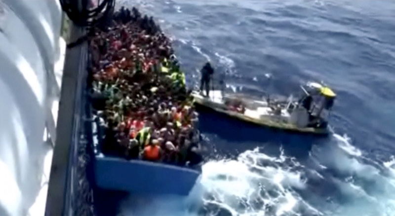 © Reuters. Operação de resgate de imigrantes perto da costa da Líbia