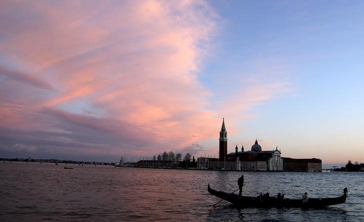 © Reuters. Gôndola passa em frente à ilha de Giudecca