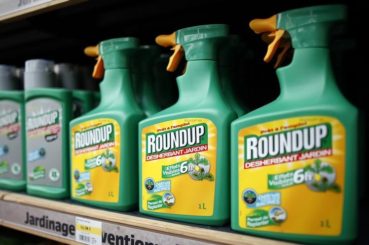 © Reuters. Monsanto's Roundup weedkiller atomizers are displayed for sale at a garden shop at Bonneuil-Sur-Marne near Paris